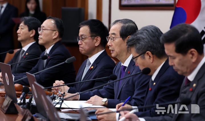 [서울=뉴시스] 조수정 기자 = 한덕수 대통령 권한대행 국무총리가 17일 서울 종로구 정부서울청사에서 열린 국무회의를 주재하며 발언하고 있다. 2024.12.17. chocrystal@newsis.com