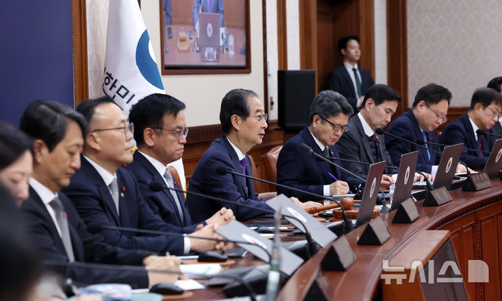 [서울=뉴시스] 조수정 기자 = 한덕수 대통령 권한대행 국무총리가 17일 서울 종로구 정부서울청사에서 열린 국무회의를 주재하며 발언하고 있다. 2024.12.17. chocrystal@newsis.com