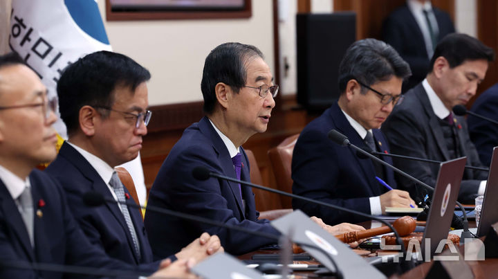 [서울=뉴시스] 조수정 기자 = 한덕수 대통령 권한대행 국무총리가 17일 서울 종로구 정부서울청사에서 열린 국무회의를 주재하며 발언하고 있다. 2024.12.17. chocrystal@newsis.com