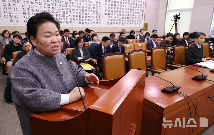 [서울=뉴시스] 조성우 기자 = 17일 오전 서울 여의도 국회에서 열린 법제사법위원회 전체회의에서 문정복 더불어민주당 교육위원회 간사가 발언하고 있다. 2024.12.17. xconfind@newsis.com