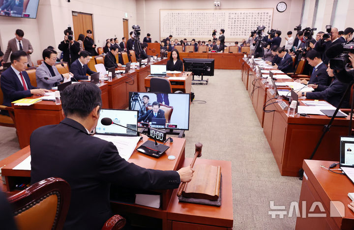 [서울=뉴시스] 조성우 기자 = 17일 오전 서울 여의도 국회에서 열린 법제사법위원회 전체회의에서 정청래 위원장이 초·중등교육법 일부개정법률안 등 안건을 상정하며 의사봉을 두드리고 있다. 2024.12.17. xconfind@newsis.com