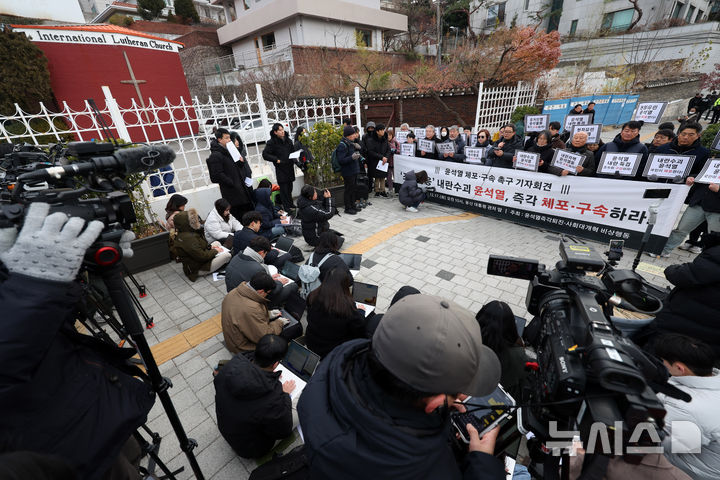 [서울=뉴시스] 김명년 기자 = '윤석열 즉각퇴진·사회대개혁 비상행동' 회원들이 17일 오전 서울 용산구 윤석열 대통령 관저 인근에서 '윤 대통령 체포·구속 촉구 기자회견'을 열고 있다. 2024.12.17. kmn@newsis.com