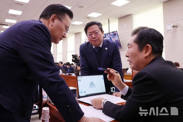 [서울=뉴시스] 조성우 기자 = 지난 17일 오전 서울 여의도 국회에서 열린 법제사법위원회 전체회의에서 정청래(가운데) 위원장이 유상범(왼쪽) 국민의힘 간사, 김승원 더불어민주당 간사와 논의하고 있다. 2024.12.17. xconfind@newsis.com