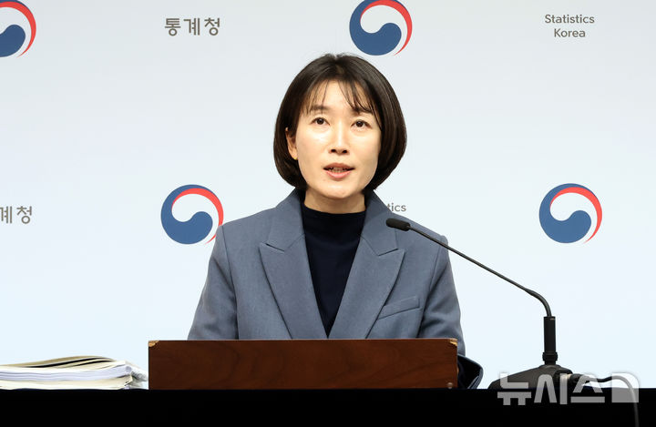 [세종=뉴시스] 강종민 기자 = 송준행 통계청 고용통계과장. 2024.12.17. ppkjm@newsis.com