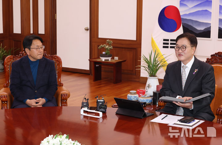 [서울=뉴시스] 고승민 기자 = 우원식 국회 의장이 17일 서울 여의도 국회에서 강기정 광주광역시장과 5.18단체 회원들을 만나 인사말하고 있다. 2024.12.17. kkssmm99@newsis.com