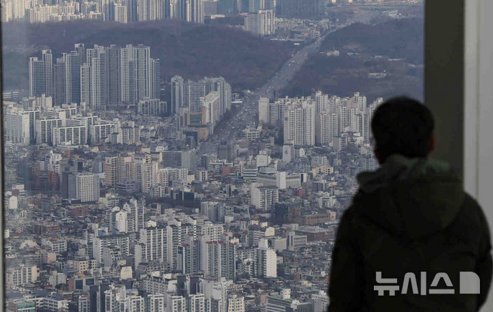 [서울=뉴시스] 김근수 기자 = 은행권 주택담보대출 변동금리의 기준인 자금조달비용지수(COFIX·코픽스)가 소폭 하락한 가운데 17일 서울 송파구 롯데월드타워 전망대 서울스카이에서 시민들이 서울 시내를 살펴보고 있다. 은행연합회에 따르면 11월 신규 취급액 기준 코픽스는 10월(3.37%)보다 0.02%포인트 낮은 연 3.35%로 집계됐다. 잔액 기준 코픽스도 3.58%에서 3.53%로 0.05%포인트 하락했다. 2024.12.17. ks@newsis.com