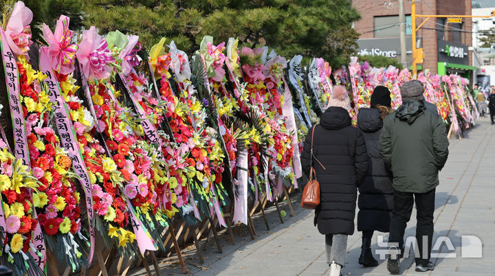 [서울=뉴시스] 김금보 기자 = 17일 서울 종로구 헌법재판소 앞에 윤석열 대통령 탄핵에 반대하는 시민들이 보낸 화환이 줄지어 놓여있다. 2024.12.17. kgb@newsis.com