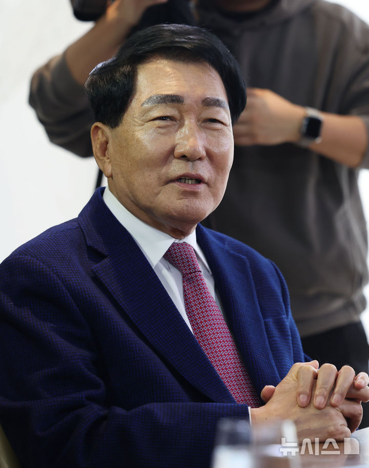 [서울=뉴시스] 홍효식 기자 =2021년 국민의힘 대선 후보 경선 과정에서 홍보대행사 대표에게 1억여원을 건넨 혐의로 재판에 넘겨진 안상수(79) 전 인천시장에 대한 대법원 판단이 29일 나온다. 안 전 시장이 2024년 12월 17일 서울 마포구 나루 호텔에서 열린 후보 단일화를 위한 4자 회동에서 발언하고 있다. 2024.12.17. yesphoto@newsis.com