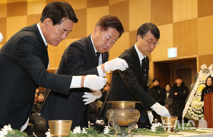 [제주=뉴시스] 우장호 기자 = 오영훈(가운데) 제주지사가 17일 오후 제주시 봉개동 제주4·3 평화교육센터에서 열린 '행방불명 4·3 희생자 봉환식 및 신원확인 결과 보고회'에서 75년 만에 고향 제주를 찾은 희생 영령을 위해 분향하고 있다.이날 제주로 돌아온 고 양천종 희생자는 1949년 농사일을 마치고 귀가하던 중 체포돼 광주형무소에서 생을 마쳤다. 양 희생자는 광주 북구 옛 광주형무소터 무연분묘에서 2019년 12월 발굴된 261구의 유해 가운데 1구다. 2024.12.17. woo1223@newsis.com