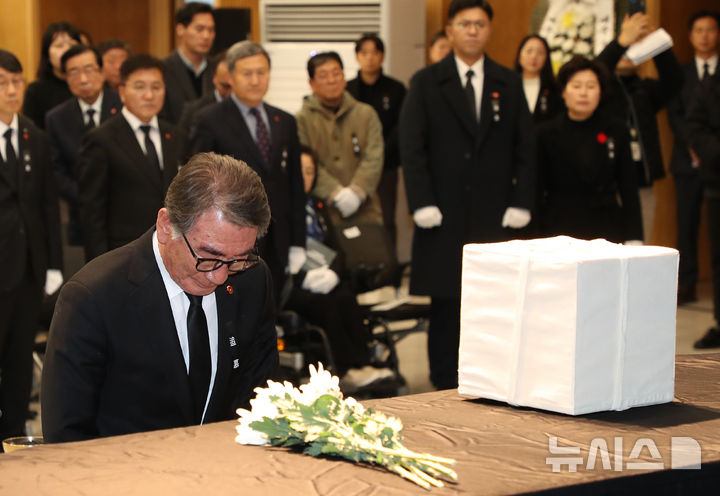 [제주=뉴시스] 우장호 기자 = 17일 오후 제주시 봉개동 제주4·3 평화교육센터에서 열린 '행방불명 4·3 희생자 봉환식 및 신원확인 결과 보고회'에서 유족 및 참석자들이 희생 영령을 위해 분향하고 있다.이날 제주로 돌아온 고 양천종 희생자는 1949년 농사일을 마치고 귀가하던 중 체포돼 광주형무소에서 생을 마쳤다. 양 희생자는 광주 북구 옛 광주형무소터 무연분묘에서 2019년 12월 발굴된 261구의 유해 가운데 1구다. 2024.12.17. woo1223@newsis.com