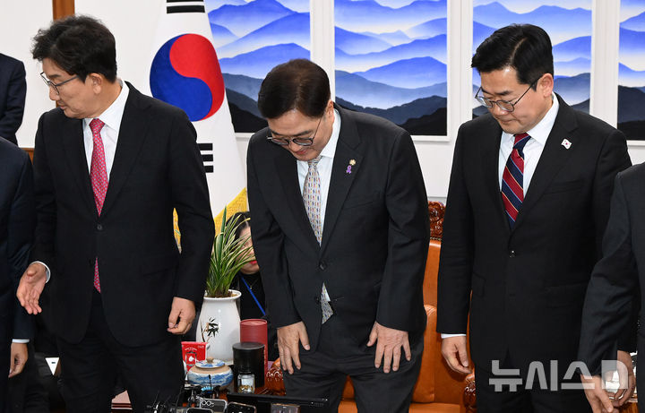 [서울=뉴시스] 권창회 기자 = 우원식 국회의장과 권성동 국민의힘 당 대표 권한대행 겸 원내대표, 박찬대 더불어민주당 원내대표가 17일 오후 서울 여의도 국회에서 열린 국회의장 주재 여야 원내대표 회동에서 기념촬영을 마치고 각자 자리로 향하고 있다. (공동취재) 2024.12.17. photo@newsis.com