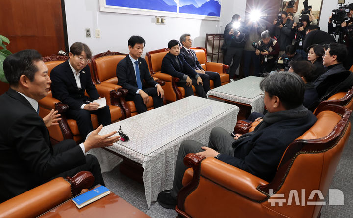 [서울=뉴시스] 조성우 기자 = 17일 오후 서울 여의도 국회 법제사법위원회 위원장실에서 윤석열 대통령 탄핵소추위원단 1차 회의가 정청래(왼쪽) 탄핵소추단장 주재로 열리고 있다. 탄핵소추위원으로는 박범계·이춘석·이성윤·박균택·김기표·박선원·이용우 의원 등 민주당 의원 9명, 박은정 조국혁신당 의원, 천하람 개혁신당 의원으로 총 11명이 활동한다.2024.12.17. xconfind@newsis.com