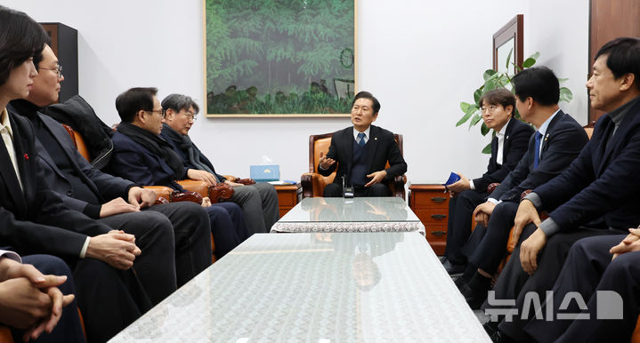 [서울=뉴시스] 조성우 기자 = 17일 오후 서울 여의도 국회 법제사법위원회 위원장실에서 윤석열 대통령 탄핵소추위원단 1차 회의가 정청래(가운데) 탄핵소추단장 주재로 열리고 있다.탄핵소추위원으로는 박범계·이춘석·이성윤·박균택·김기표·박선원·이용우 의원 등 민주당 의원 9명, 박은정 조국혁신당 의원, 천하람 개혁신당 의원으로 총 11명이 활동한다.2024.12.17. xconfind@newsis.com