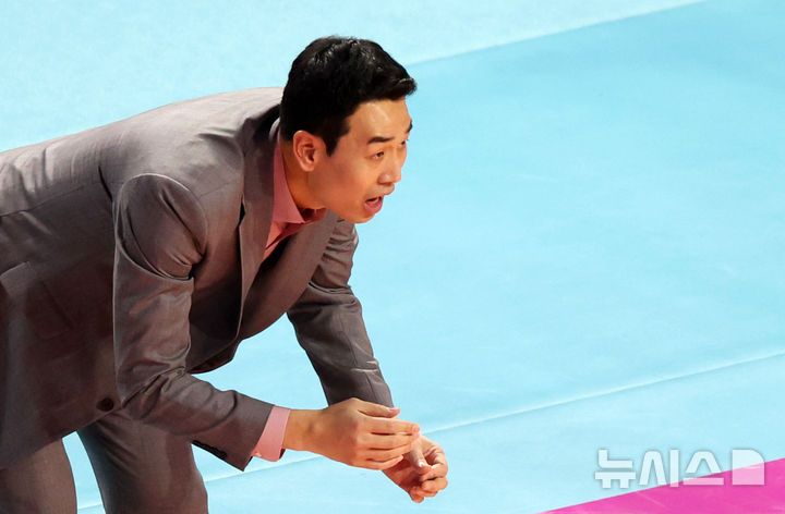 [인천=뉴시스] 홍효식 기자 = 17일 인천삼산월드체육관에서 열린 2024-2025 V-리그 여자부 흥국생명과 정관장의 경기, 정관장 고희진 감독이 선수들에게 지시하고 있다. 2024.12.17. yesphoto@newsis.com