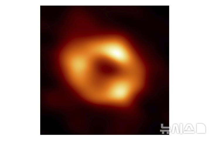 [ AP=뉴시스] 은하계의 중심부에서 발견돼 2022년 5월 12일 공개된 블랙홀의 사진. 이벤트 호라이즌 천체망원경 사업단이 AP통신을 통해 배포했다.&nbsp; 남아공의 초대형 천체 망원경 미어캣은 최근 기존 은하수의 32배에 달하는 거대 전파은하를 발견했다고 2월 1일 발표했다. 2025. 02. 02.&nbsp;&nbsp; 