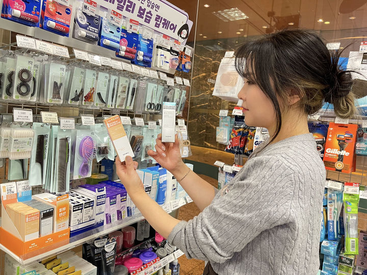 [서울=뉴시스] GS리테일이 운영하는 편의점 GS25는 가성비와 편의성을 갖춘 실속형 화장품 확대 프로젝트를 시작한다고 18일 밝혔다. (사진=GS리테일 제공) *재판매 및 DB 금지