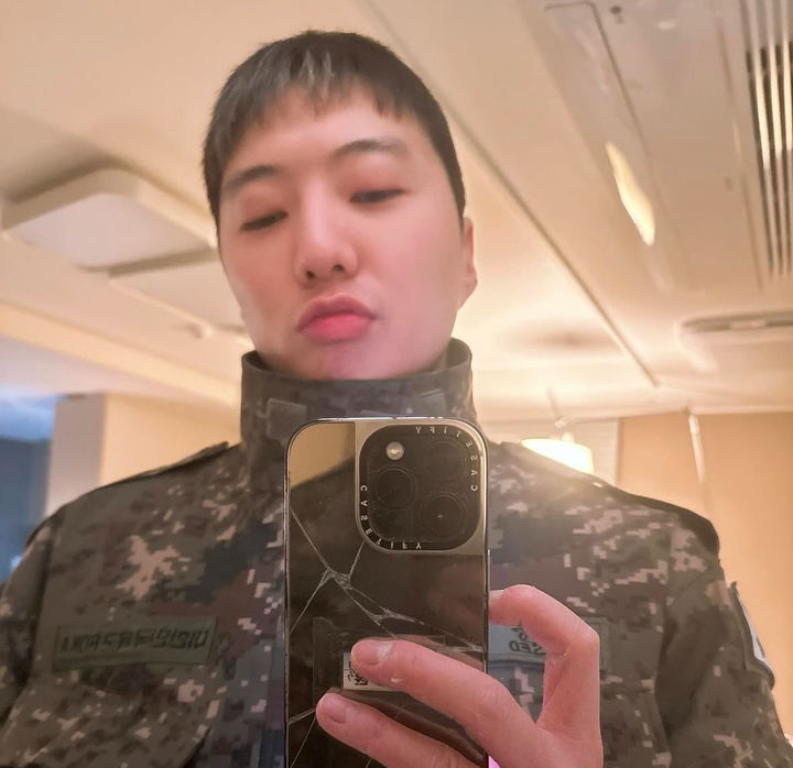 [서울=뉴시스] 팀 막내이자 리더인 강승윤은 모범적인 군 생활로 화제를 모았다. (사진=인스타그램 갈무리) *재판매 및 DB 금지