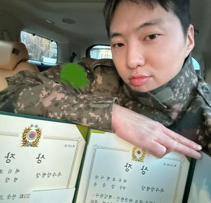 [서울=뉴시스] 팀 막내이자 리더인 강승윤은 모범적인 군 생활로 화제를 모았다. (사진=인스타그램 갈무리) *재판매 및 DB 금지