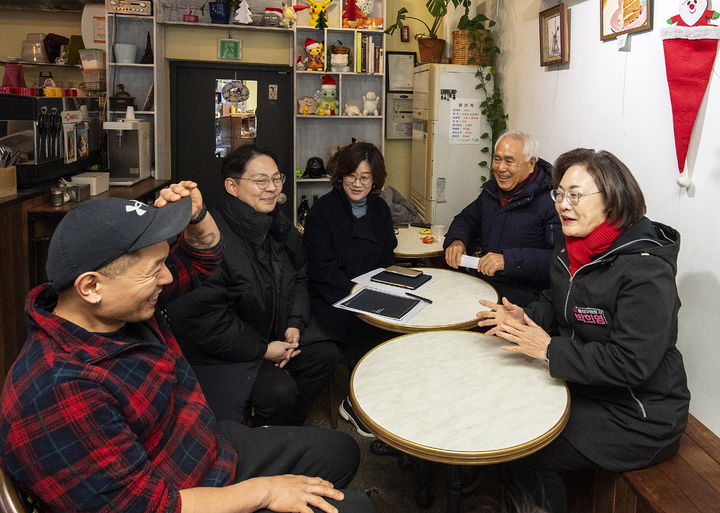 [서울=뉴시스] 17일 오후, 박희영 용산구청장이 해방촌에 있는 카페를 방문해 상인과 대화를 나누며 격려하고 있다. 2024.12.18. (사진=용산구 제공) *재판매 및 DB 금지