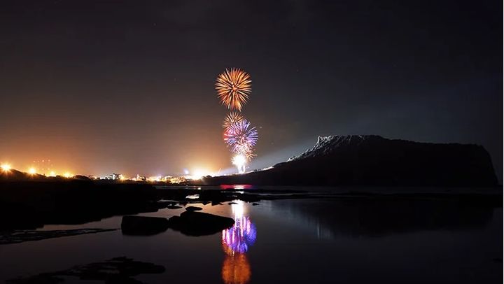 [제주=뉴시스] 성산일출축제에서 진행된 불꽃놀이. (사진=제주도 제공) 2025.12.19. photo@newsis.com *재판매 및 DB 금지