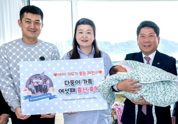 다둥이 가정 격려하는 김창규 (오른쪽)제천시장 *재판매 및 DB 금지