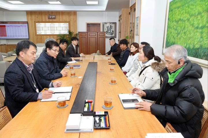 윤건영 충북도교육감(왼쪽 두번째)이 지난 16일 도교육청 회의실에서 학교운동부 지도자들과 간담회를 하고 있다.(사진=충북도교육청 제공).photo@newsis.com  *재판매 및 DB 금지