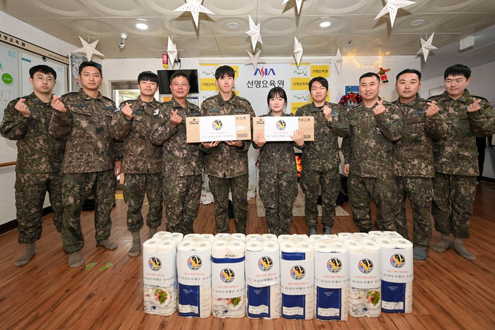 [대구=뉴시스] 공군 제11전투비행단 나누리 봉사단은 연말연시를 맞아 대구 동구에 있는 장애인복지시설에서 봉사활동을 했다. (사진=공군 제11전투비행단 제공) 2024.12.18. photo@newsis.com *재판매 및 DB 금지