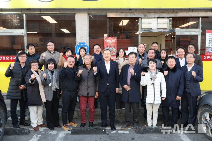 [포항=뉴시스] 이강덕 포항시장이 18일 죽도 시장 내 한 식당에서 소상공인단체와 전통시장상인회, 금융기관 관계자가 참석한 가운데 시가 추진 중인 지역 안정 특별 대책을 설명하며 조찬 간담회를 가졌다. 간담회를 가진 후 참석자들이 기념 촬영하는 모습. (사진=포항시 제공) 2024.12.18. photo@newsis.com