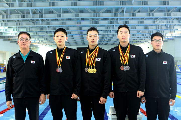 [문경=뉴시스] 독일 바렌도르프에서 개최된 '제53회 세계군인수영선수권대회'에서 종합 3위를 차지한 국군체육부대 수영부가 기념사진을 찍고 있다. (사진=국군체육부대 제공) 2024.12.18. photo@newsis.com *재판매 및 DB 금지