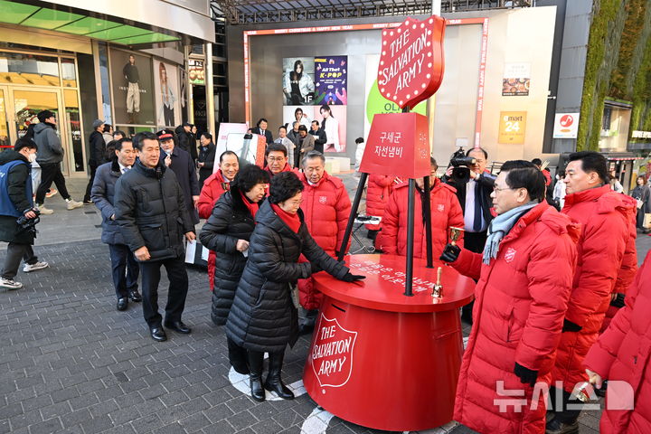 [서울=뉴시스] 17일 명동에서 구세군 자선냄비 모금에 동참한 여의도순복음교회, 이영훈 목사(오른쪽) (사진=여의도순복음교회 제공) 2024.12.18. photo@newsis.com