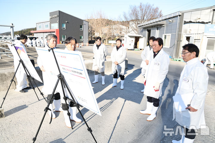 [김해=뉴시스]박완수(오른쪽서 두 번째) 경남도지사가 18일 김해 축산종합방역소를 찾아 고병원성 조류인플루엔자(AI) 차단방역 상황을 점검하고 있다.(사진=경남도 제공)2024.12.18. photo@newsis.com