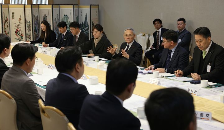 18일 오전 정부서울청사 본관 광화문홀에서 '관광 분야 현안 대책 회의'를 주재하는 문화체육관광부 유인촌 장관. 그 왼쪽은 장미란 차관, (사진=문화체육관광부) *재판매 및 DB 금지