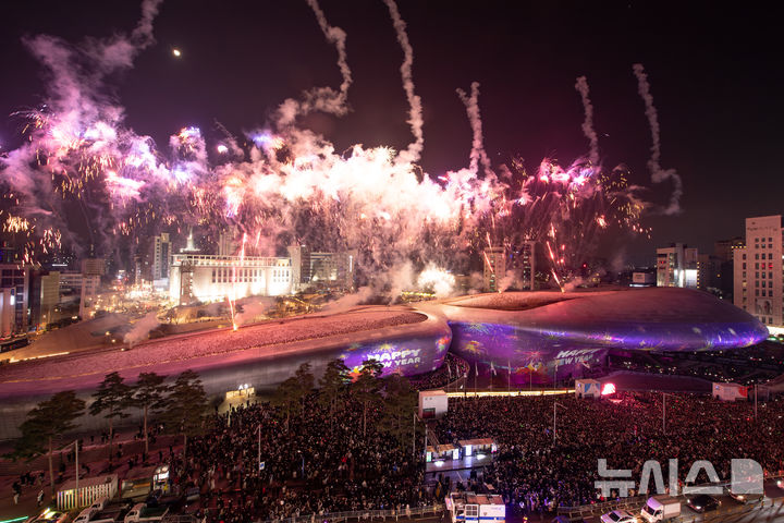 [서울=뉴시스]서울디자인재단은 19일부터 31일까지 미디어아트 축제인 '서울라이트 DDP 2024 겨울'을 운영한다고 밝혔다. (사진=서울시 제공). 2024.12.19. photo@newsis.com 