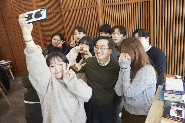 [수원=뉴시스] 18일 오전 경기도청 집무실에서 김동연 경기도지사가 아주대학생 9명과 함께 브라운백 미팅을 하고 기념 촬영을 하고 있다. (사진=경기도 제공) 2024.12.18. photo@newsis.com *재판매 및 DB 금지