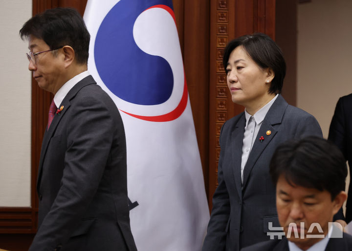 [서울=뉴시스] 김명원 기자 = 방상우(왼쪽) 국토교통부 장관과 송미령 농림축산식품부 장관이 18일 오전 서울 종로구 정부서울청사에서 열린 경제관계장관회의 겸 투자활성화 장관회의에 참석하고 있다. 2024.12.18. kmx1105@newsis.com