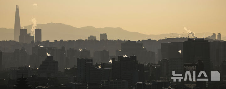 [서울=뉴시스] 정병혁 기자 = 영하권 추운 날씨를 보인 18일 서울 도심 건물에 수증기가 피어오르고 있다. 2024.12.18. jhope@newsis.com