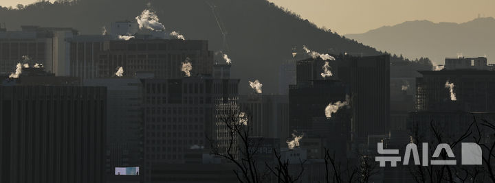 [서울=뉴시스] 정병혁 기자 = 영하권 추운 날씨를 보인 18일 서울 도심 건물에 수증기가 피어오르고 있다. 2024.12.18. jhope@newsis.com