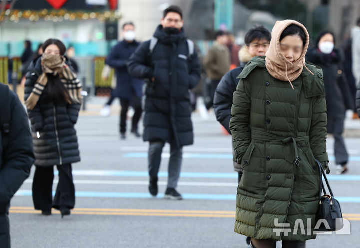 [서울=뉴시스] 황준선 기자 = 서울의 아침 기온이 영하 5도로 떨어져 추운 날씨를 보인 18일 오전 서울 종로구 세종대로 사거리에서 두꺼운 외투를 입은 시민들이 발걸음을 재촉하고 있다. 2024.12.18. hwang@newsis.com