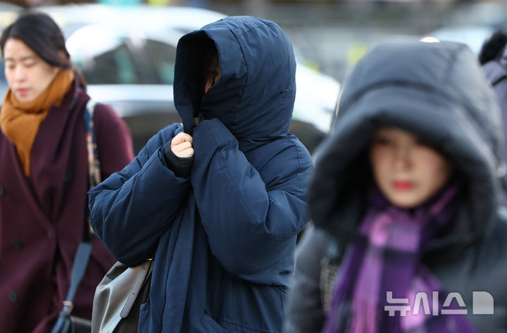 [서울=뉴시스] 황준선 기자 = 서울의 아침 기온이 영하 5도로 떨어져 추운 날씨를 보인 18일 오전 서울 종로구 세종대로 사거리에서 두꺼운 외투를 입은 시민들이 발걸음을 재촉하고 있다. 2024.12.18. hwang@newsis.com