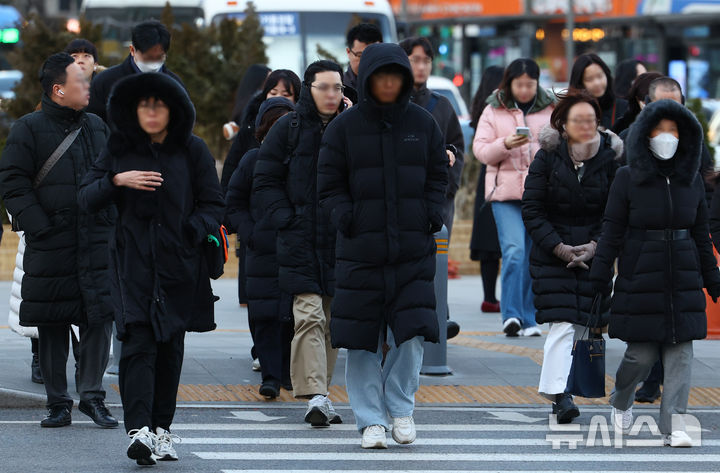 [서울=뉴시스] 황준선 기자 = 서울의 아침 기온이 영하 5도로 떨어져 추운 날씨를 보인 18일 오전 서울 종로구 세종대로 사거리에서 두꺼운 외투를 입은 시민들이 발걸음을 재촉하고 있다. 2024.12.18. hwang@newsis.com