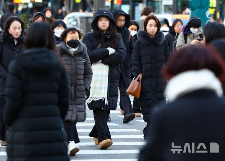 [서울=뉴시스] 황준선 기자 = 서울의 아침 기온이 영하 5도로 떨어져 추운 날씨를 보인 18일 오전 서울 종로구 세종대로 사거리에서 두꺼운 외투를 입은 시민들이 발걸음을 재촉하고 있다. 2024.12.18. hwang@newsis.com