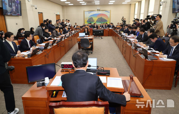 [서울=뉴시스] 권창회 기자 = 윤한홍 겅무위원장이 18일 오전 서울 여의도 국회에서 열린 정무위원회 전체회의에서 의사봉을 두드리고 있다. 2024.12.18. kch0523@newsis.com