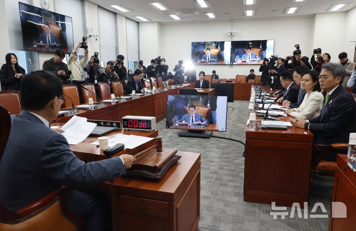 [서울=뉴시스] 고승민 기자 =지난 18일 서울 여의도 국회에서 열린 헌법재판소 재판관(마은혁·정계선·조한창) 선출에 관한 인사청문특별위원회 제1차 전체회의에서 박지원 위원장이 회의를 개의하고 있다. 2024.12.18. kkssmm99@newsis.com