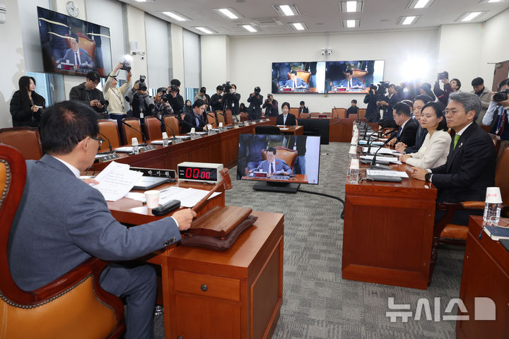 [서울=뉴시스] 고승민 기자 = 18일 서울 여의도 국회에서 열린 헌법재판소 재판관(마은혁·정계선·조한창) 선출에 관한 인사청문특별위원회 제1차 전체회의에서 박지원 위원장이 회의를 개의하고 있다. 2024.12.18. kkssmm99@newsis.com