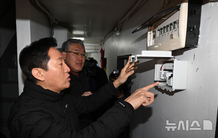 [서울=뉴시스] 김혜진 기자 = 오세훈 서울시장이 지난해 12월18일 오전 서울 종로구 돈의동 쪽방촌을 찾아 한파 대비 현장점검을 하고 있다. (공동취재) 2024.12.18. photo@newsis.com