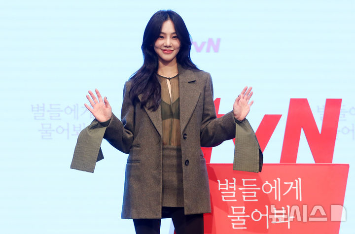 [서울=뉴시스] 김혜진 기자 = 배우 한지은이 18일 오후 서울 구로구 신도림 더 세인트에서 열린 tvN 새 토일드라마 '별들에게 물어봐' 제작발표회에서 포즈를 취하고 있다. 2024.12.17. jini@newsis.com