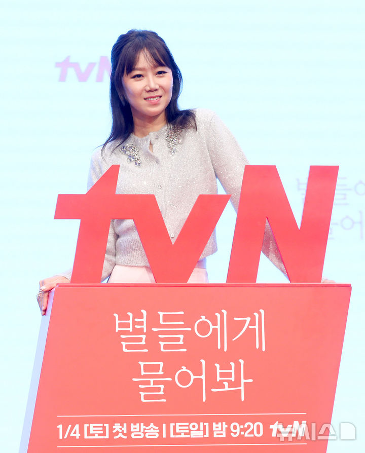 [서울=뉴시스] 김혜진 기자 = 배우 공효진이 18일 오후 서울 구로구 신도림 더 세인트에서 열린 tvN 새 토일드라마 '별들에게 물어봐' 제작발표회에서 포즈를 취하고 있다. 2024.12.17. jini@newsis.com