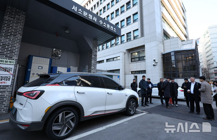[서울=뉴시스] 황준선 기자 = 박찬기 산업통상자원부 수소경제정책관과 한국수소연합 등 수소업계 관계자들이 18일 오후 고압가스 안전관리법 시행규칙 개정안 및 2024년 규제혁신 과제 소개를 위해 서울 중구 서울시청 서소문청사 내 수소충전소를 방문해 충전소를 둘러보고 있다. 2024.12.18. hwang@newsis.com