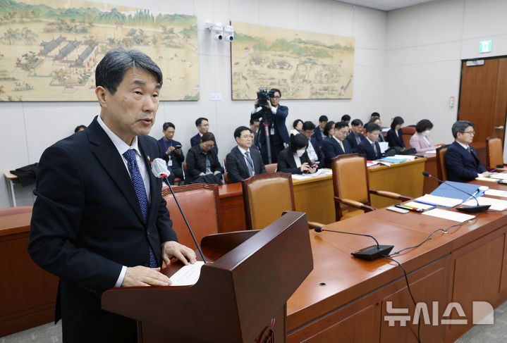 [서울=뉴시스] 고승민 기자 = 이주호 사회부총리 겸 교육부 장관이 18일 서울 여의도 국회에서 열린 제420회 국회(임시회) 교육위원회 제1차 전체회의에서 현안 보고를 하고 있다. 2024.12.18. kkssmm99@newsis.com