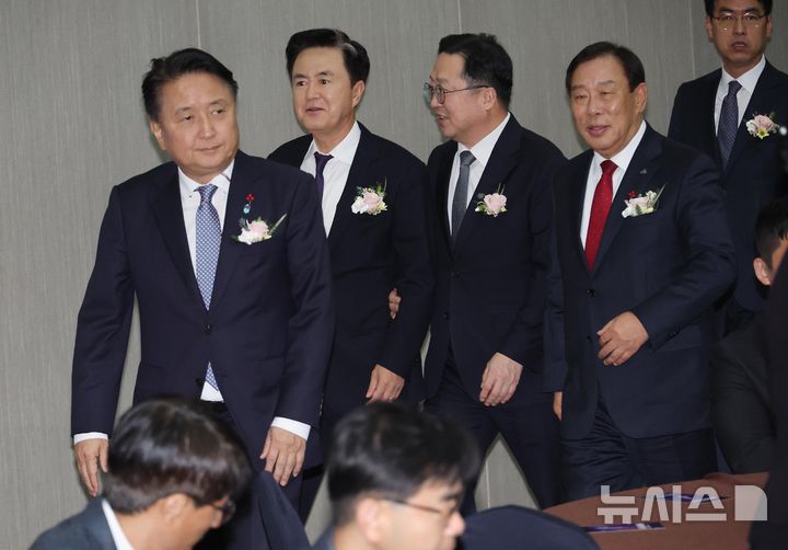 [세종=뉴시스] 강종민 기자 = 김태흠 충남도지사와 김영환 충북도지사, 이장우 대전시장, 최민호 세종시장이 18일 세종시 어진동 정부세종컨벤션센터에서 열린 충청광역연합 출범식에 입장하고 있다. 2024.12.18. ppkjm@newsis.com